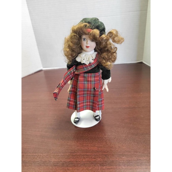 Dolls Of The World Danbury Mint [SCOTLAND] 9"‎ Porcelain Doll - Picture 1 of 3